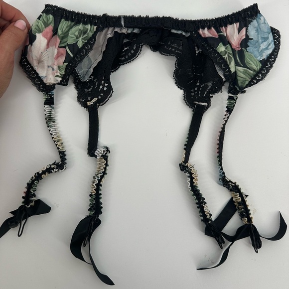 Victoria’s Secret Vintage Floral Lace Garter Belt - Picture 2 of 6